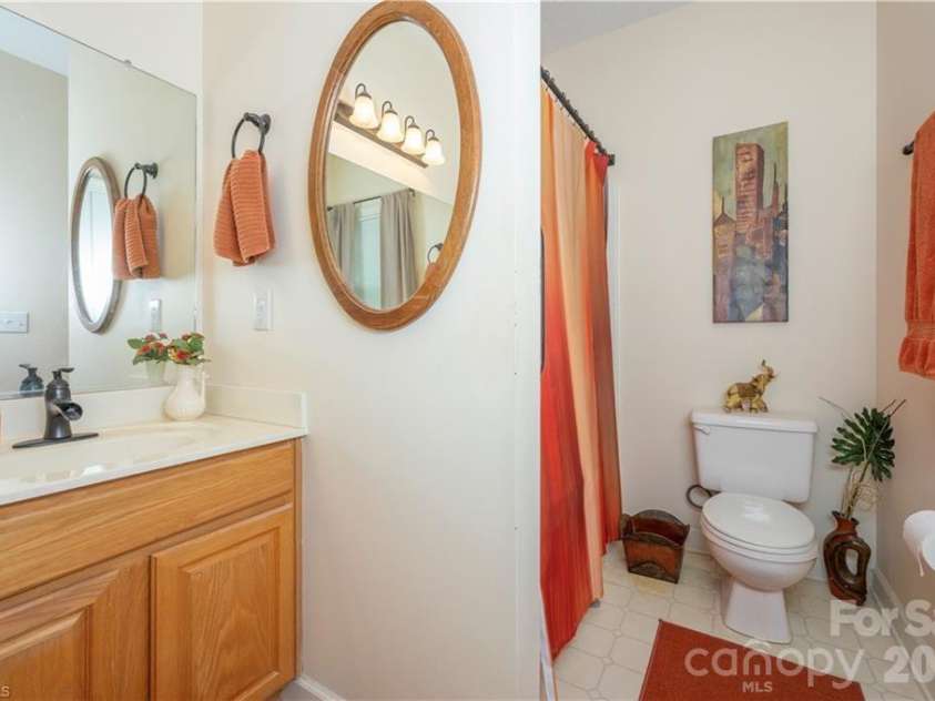 195 Stadium Oaks Drive, Clemmons, NC 27012.  MLS# CAR4392990, YatesRealty ID 29803. 