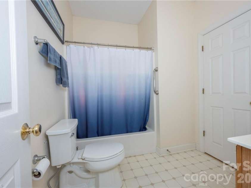 195 Stadium Oaks Drive, Clemmons, NC 27012.  MLS# CAR4392990, YatesRealty ID 29803. 