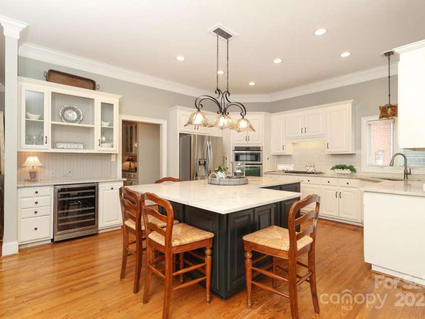 10840 Congressional Club Drive, Charlotte, NC 28277.  MLS# CAR4286308, YatesRealty ID 29804. Breakfast bar