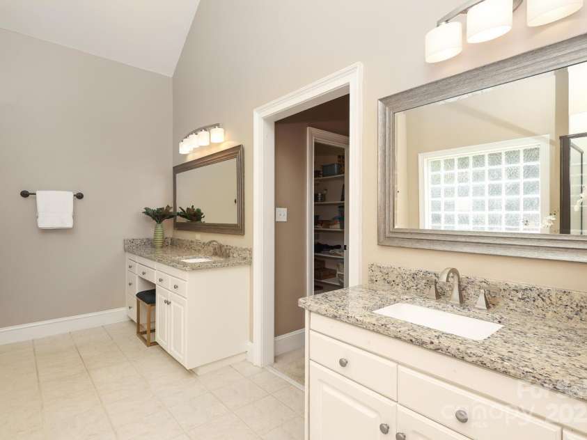 10840 Congressional Club Drive, Charlotte, NC 28277.  MLS# CAR4286308, YatesRealty ID 29804. Dual vanities in primary bath