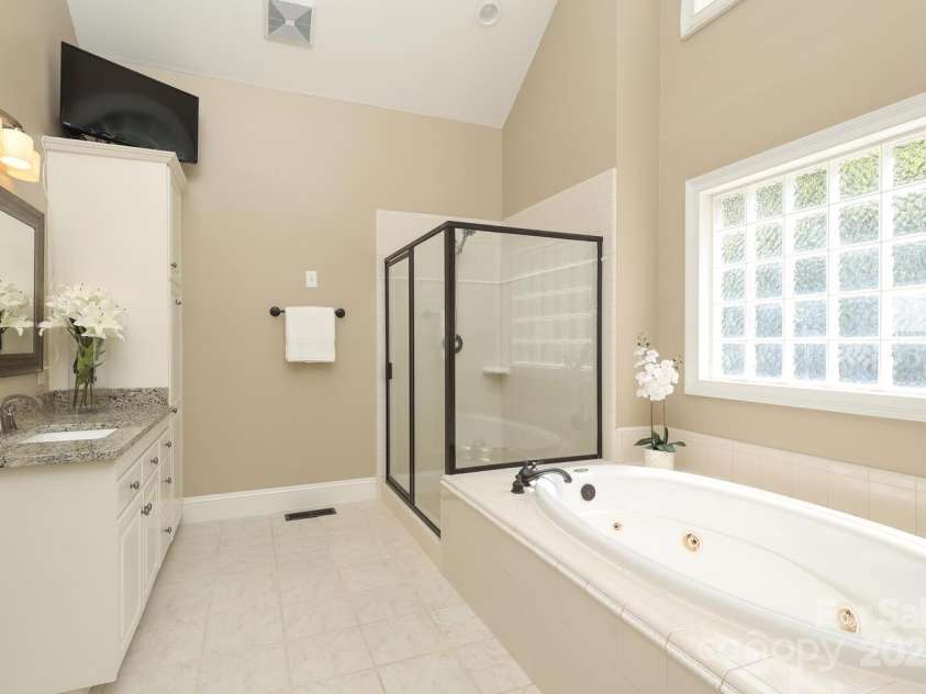 10840 Congressional Club Drive, Charlotte, NC 28277.  MLS# CAR4286308, YatesRealty ID 29804. Separate tub & shower in primary bath