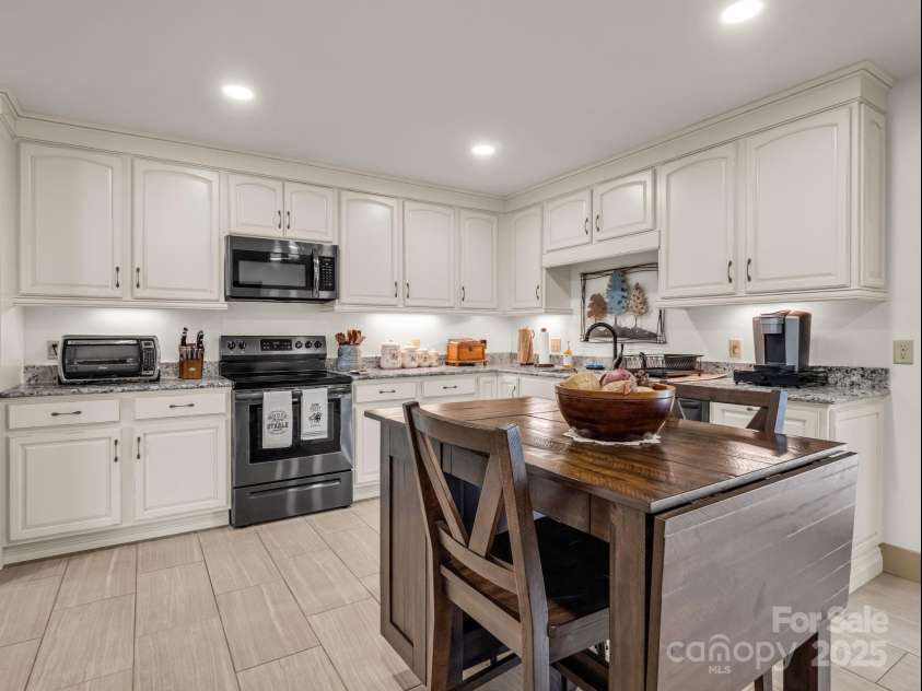 609 Green Creek Drive, Columbus, NC 28722.  MLS# CAR4288033, YatesRealty ID 29805. 