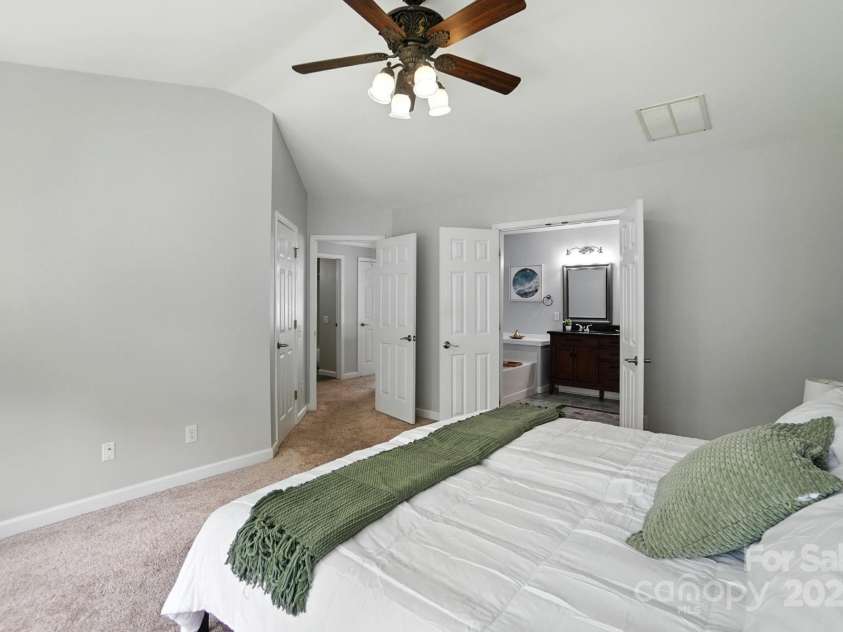 6622 Beverly Springs Drive, Charlotte, NC 28270.  MLS# CAR4278004, YatesRealty ID 29807. 