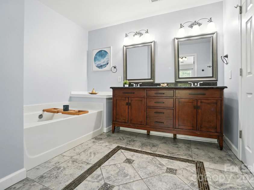 6622 Beverly Springs Drive, Charlotte, NC 28270.  MLS# CAR4278004, YatesRealty ID 29807. 