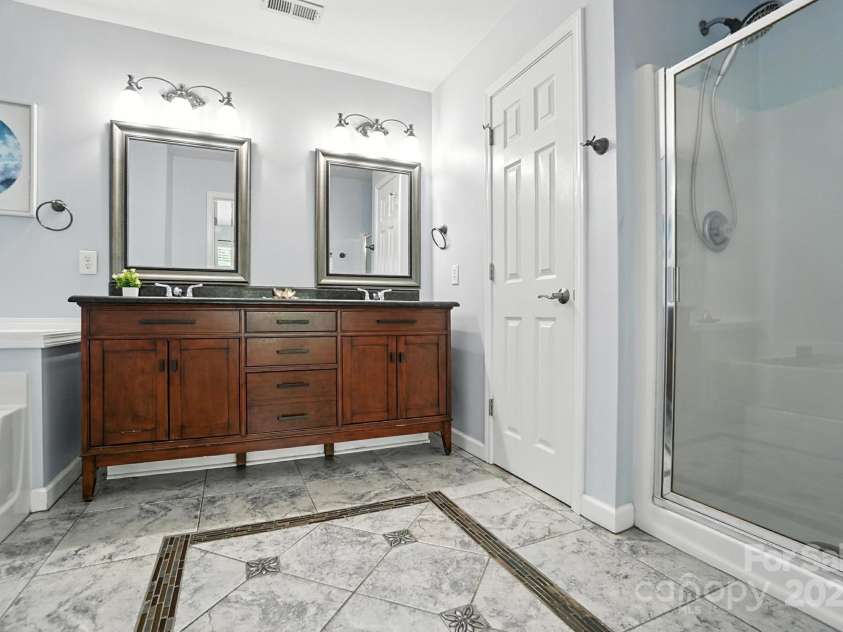 6622 Beverly Springs Drive, Charlotte, NC 28270.  MLS# CAR4278004, YatesRealty ID 29807. 