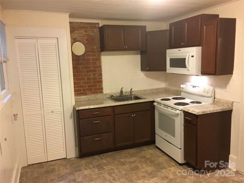 2829 Morson Street, Charlotte, NC 28208.  MLS# CAR4282918, YatesRealty ID 29810. 2829