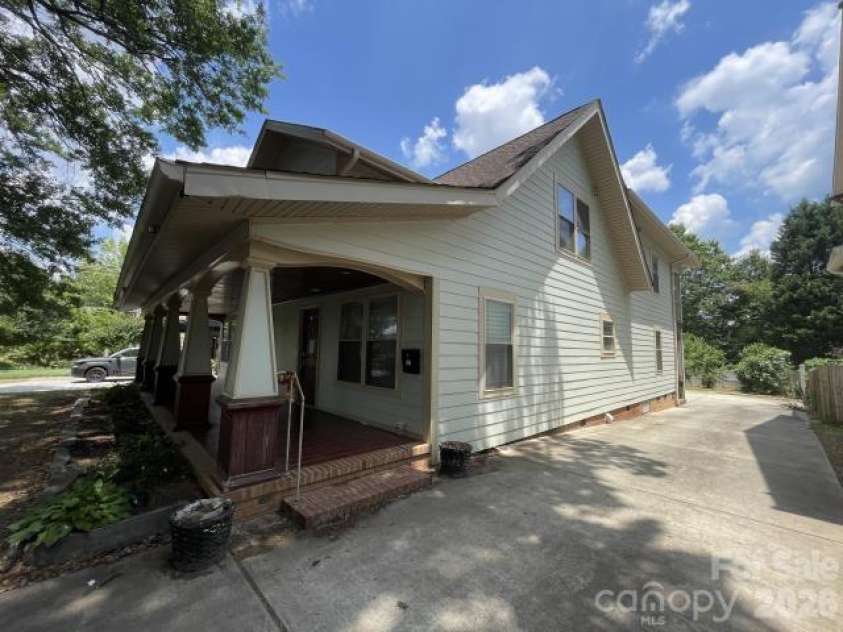1512 Ivey Drive, Charlotte, NC 28205.  MLS# CAR4392958, YatesRealty ID 29814. 