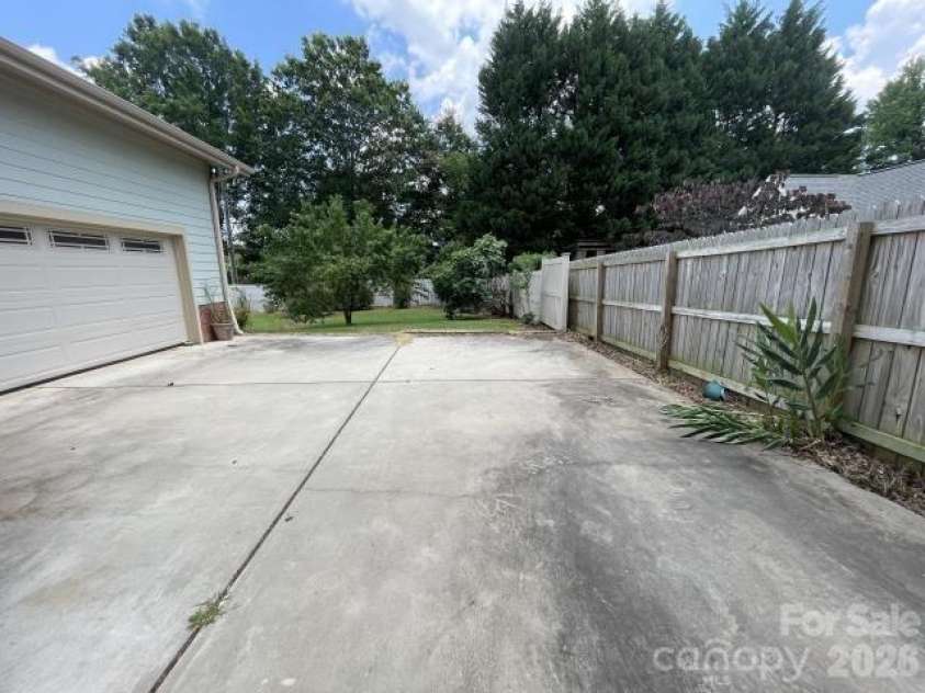 1512 Ivey Drive, Charlotte, NC 28205.  MLS# CAR4392958, YatesRealty ID 29814. 
