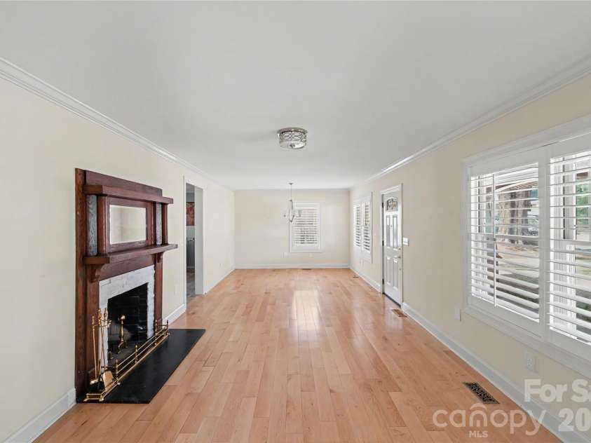 1512 Ivey Drive, Charlotte, NC 28205.  MLS# CAR4392958, YatesRealty ID 29814. 