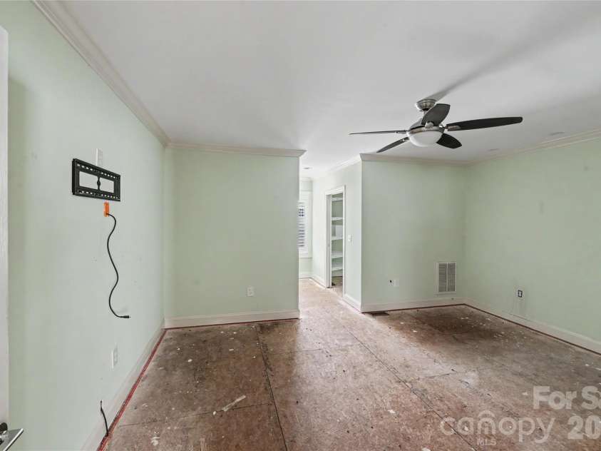 1512 Ivey Drive, Charlotte, NC 28205.  MLS# CAR4392958, YatesRealty ID 29814. 
