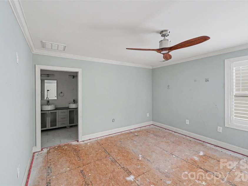 1512 Ivey Drive, Charlotte, NC 28205.  MLS# CAR4392958, YatesRealty ID 29814. 
