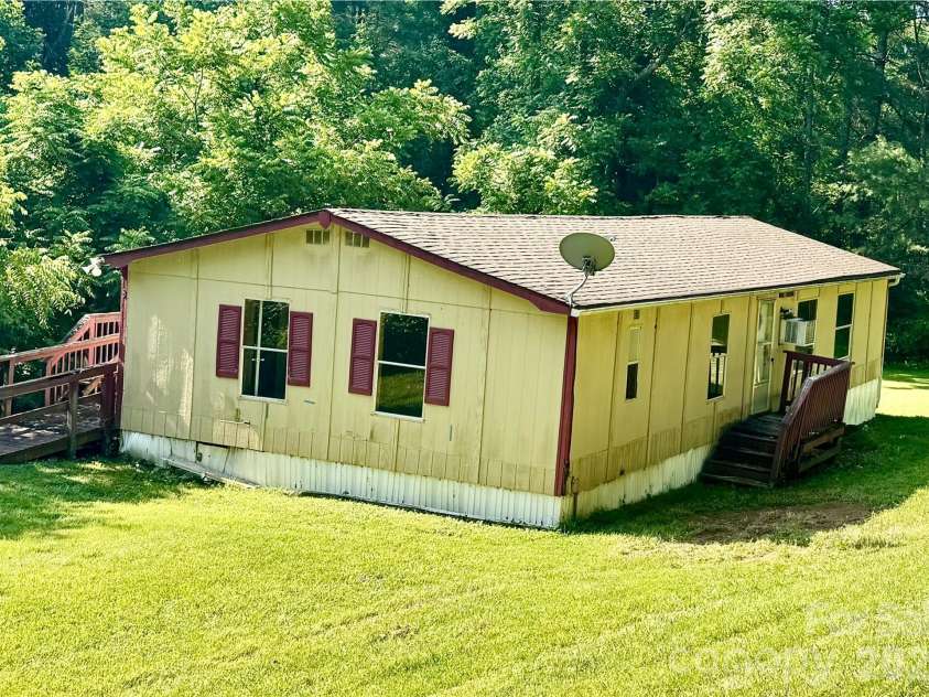 8 White Oak Drive, Leicester, NC 28748.  MLS# CAR4393083, YatesRealty ID 29818. 