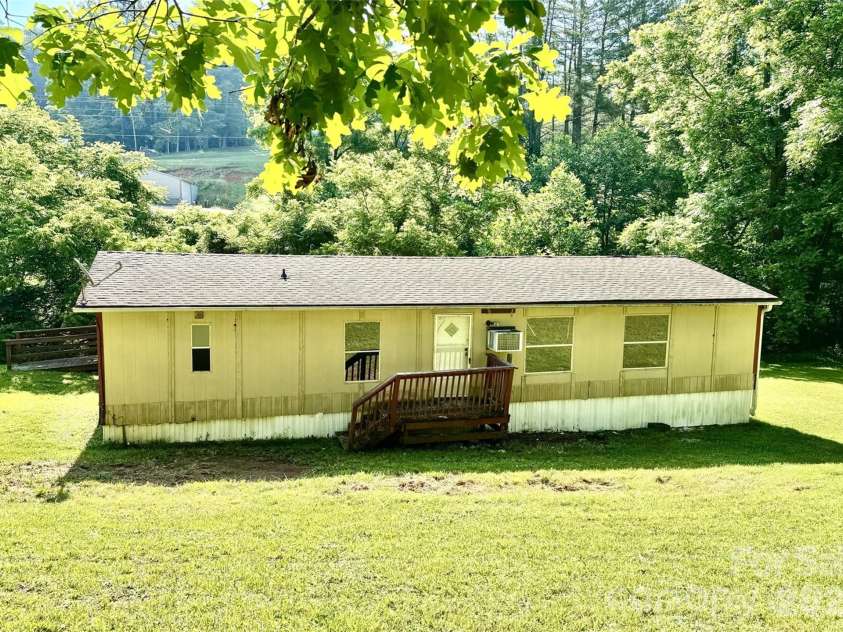 8 White Oak Drive, Leicester, NC 28748.  MLS# CAR4393083, YatesRealty ID 29818. 
