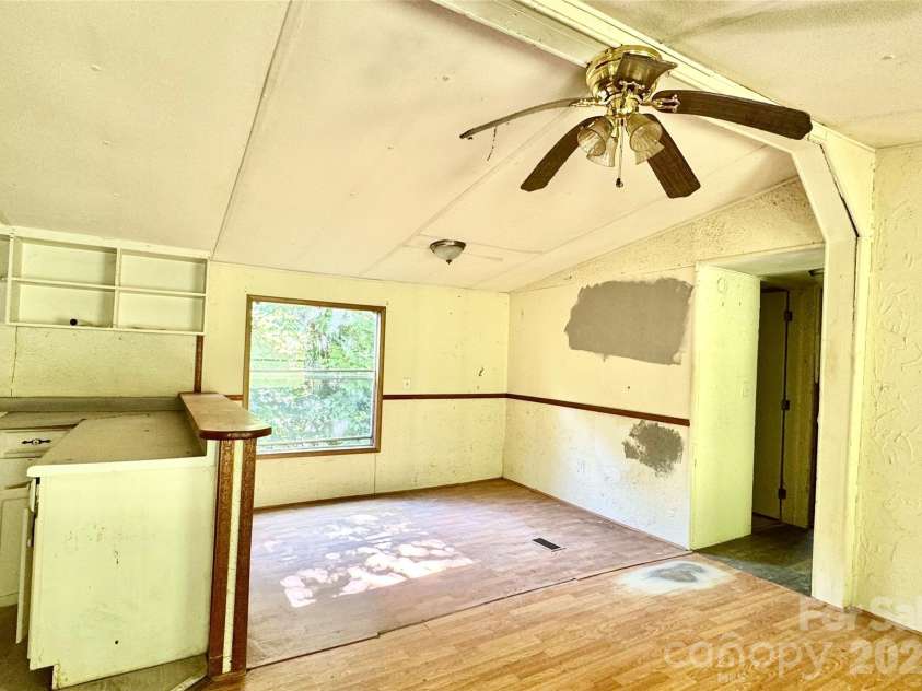 8 White Oak Drive, Leicester, NC 28748.  MLS# CAR4393083, YatesRealty ID 29818. 
