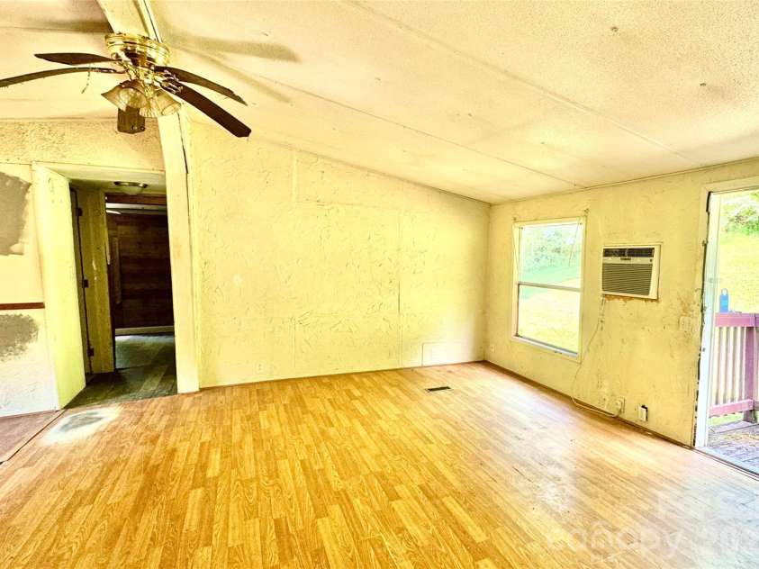 8 White Oak Drive, Leicester, NC 28748.  MLS# CAR4393083, YatesRealty ID 29818. 