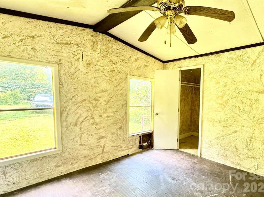 8 White Oak Drive, Leicester, NC 28748.  MLS# CAR4393083, YatesRealty ID 29818. 