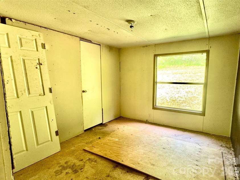 8 White Oak Drive, Leicester, NC 28748.  MLS# CAR4393083, YatesRealty ID 29818. 