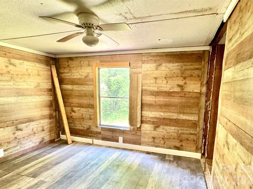 8 White Oak Drive, Leicester, NC 28748.  MLS# CAR4393083, YatesRealty ID 29818. 