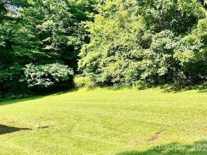 8 White Oak Drive, Leicester, NC 28748.  MLS# CAR4393083, YatesRealty ID 29818. 