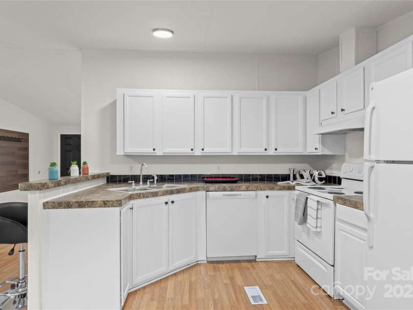 142 Jordan Crest Lane, Stony Point, NC 28678.  MLS# CAR4288151, YatesRealty ID 29821. Kitchen