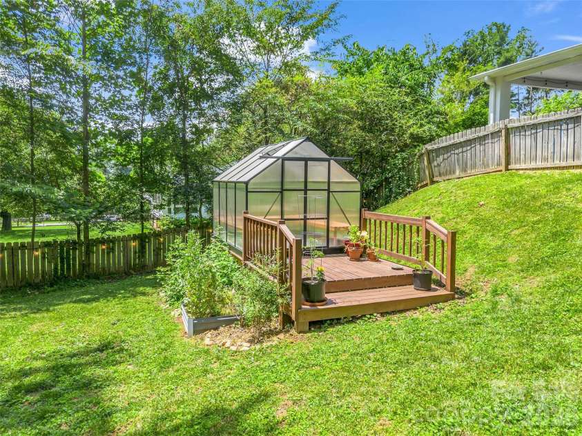 2 Bevlyn Drive, Asheville, NC 28803.  MLS# CAR4393117, YatesRealty ID 29823. 