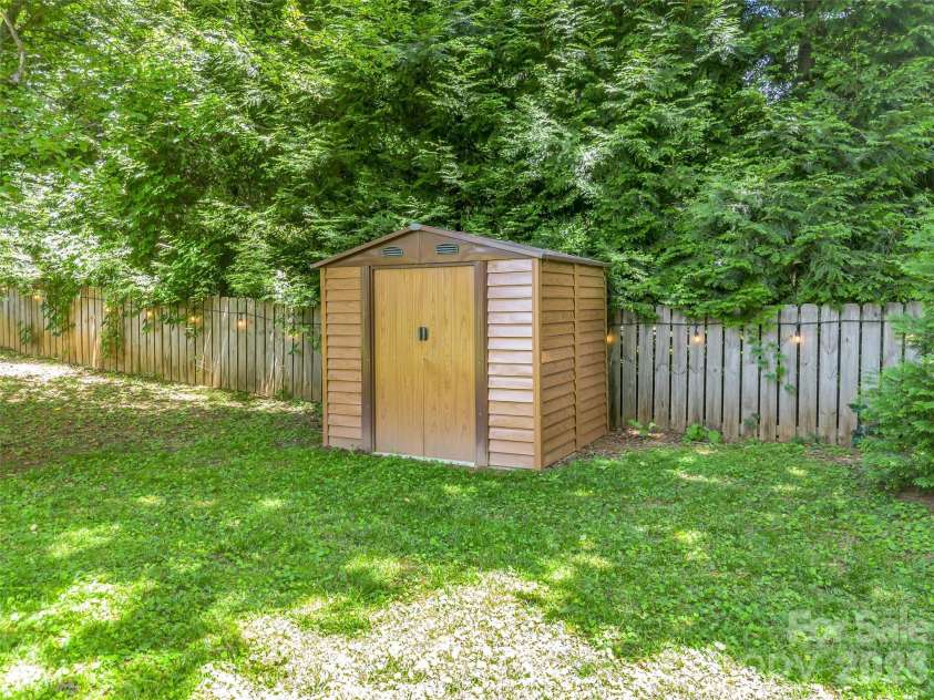 2 Bevlyn Drive, Asheville, NC 28803.  MLS# CAR4393117, YatesRealty ID 29823. 