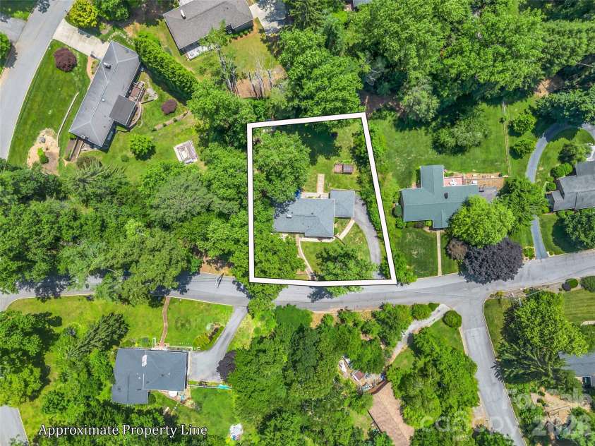 2 Bevlyn Drive, Asheville, NC 28803.  MLS# CAR4393117, YatesRealty ID 29823. 