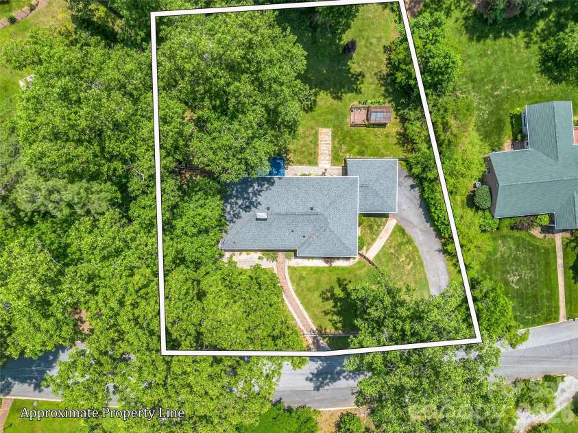2 Bevlyn Drive, Asheville, NC 28803.  MLS# CAR4393117, YatesRealty ID 29823. 