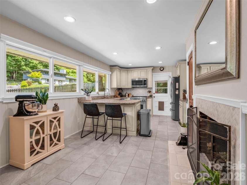 2 Bevlyn Drive, Asheville, NC 28803.  MLS# CAR4393117, YatesRealty ID 29823. 