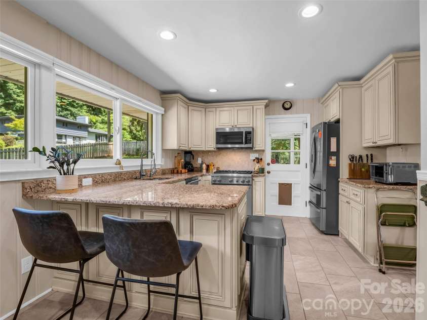 2 Bevlyn Drive, Asheville, NC 28803.  MLS# CAR4393117, YatesRealty ID 29823. 