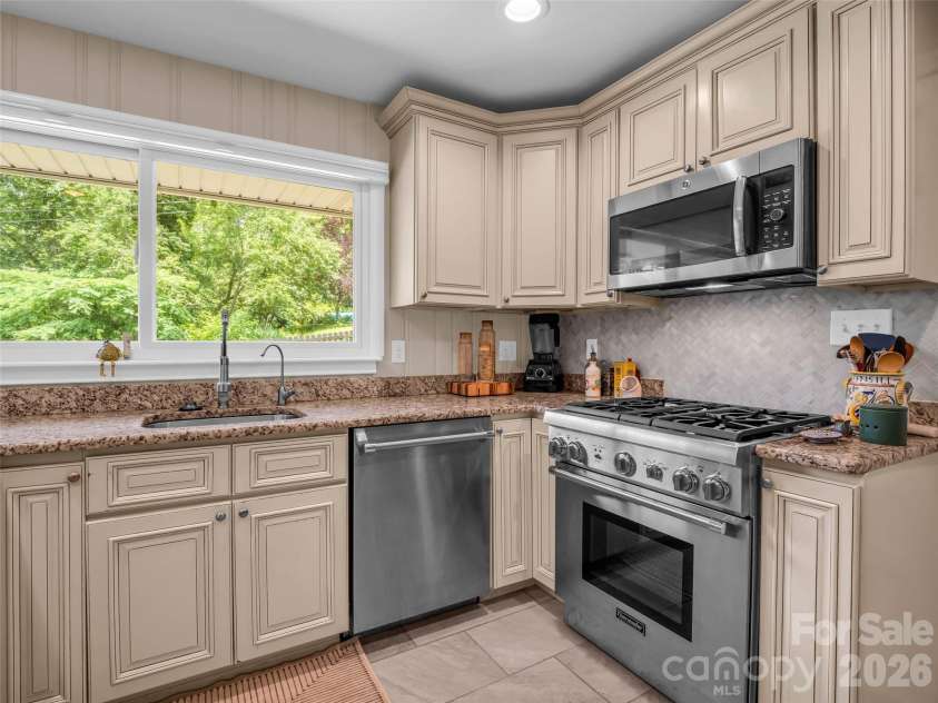 2 Bevlyn Drive, Asheville, NC 28803.  MLS# CAR4393117, YatesRealty ID 29823. 
