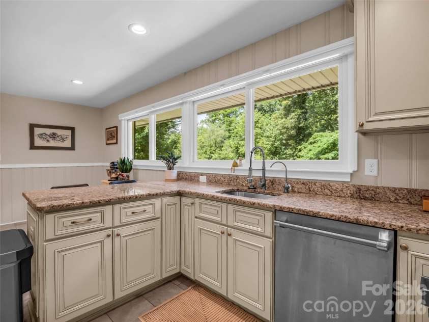 2 Bevlyn Drive, Asheville, NC 28803.  MLS# CAR4393117, YatesRealty ID 29823. 