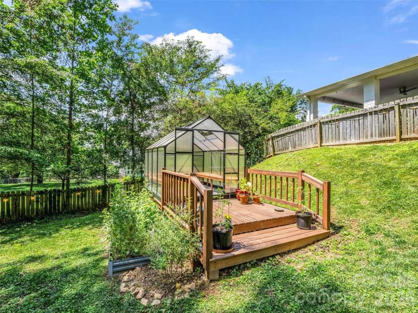 2 Bevlyn Drive, Asheville, NC 28803.  MLS# CAR4393117, YatesRealty ID 29823. 