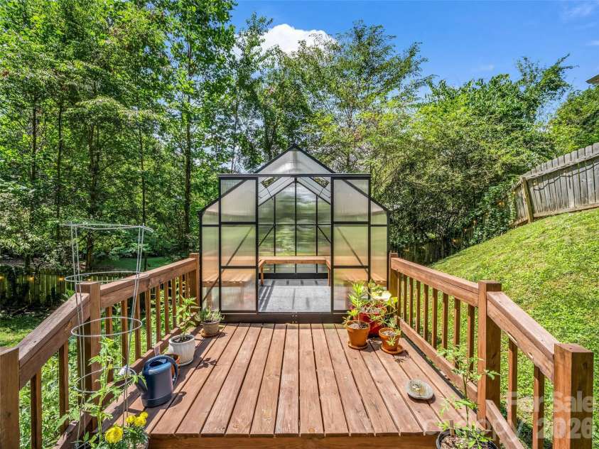 2 Bevlyn Drive, Asheville, NC 28803.  MLS# CAR4393117, YatesRealty ID 29823. 