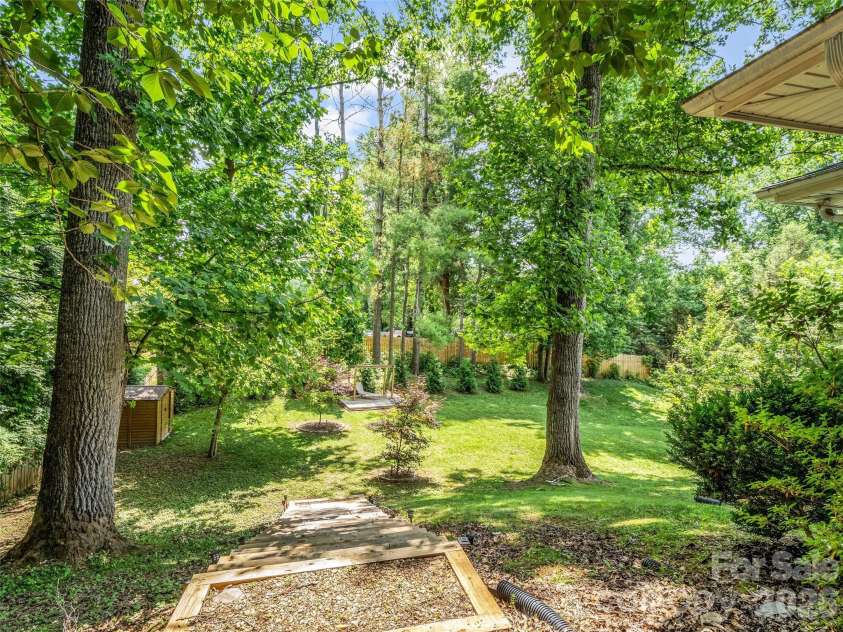 2 Bevlyn Drive, Asheville, NC 28803.  MLS# CAR4393117, YatesRealty ID 29823. 