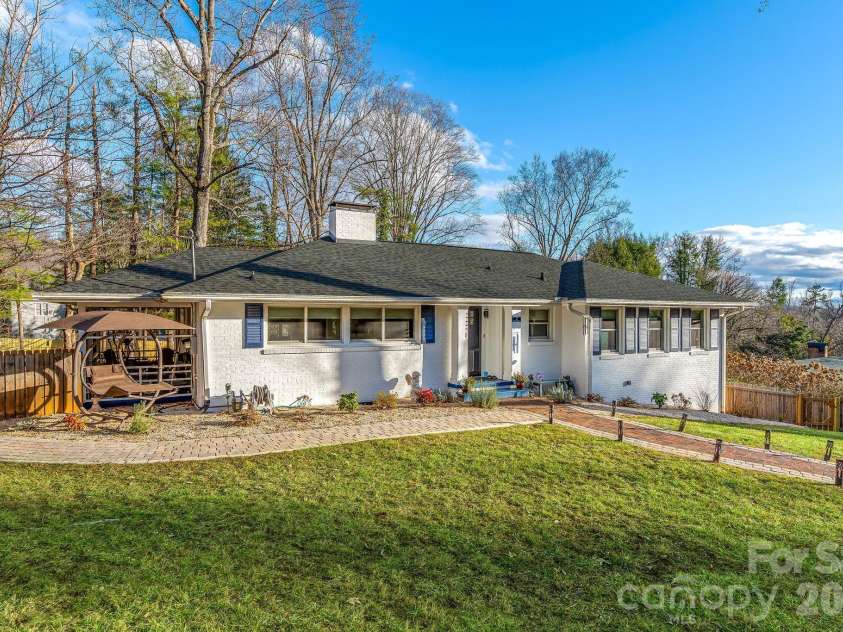 2 Bevlyn Drive, Asheville, NC 28803.  MLS# CAR4417526, YatesRealty ID 29823. 