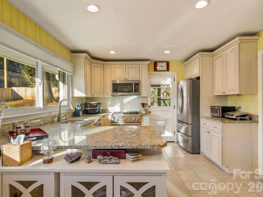 2 Bevlyn Drive, Asheville, NC 28803.  MLS# CAR4417526, YatesRealty ID 29823. 
