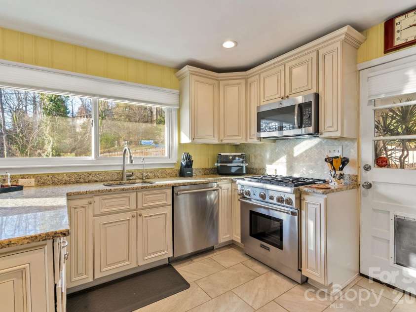 2 Bevlyn Drive, Asheville, NC 28803.  MLS# CAR4417526, YatesRealty ID 29823. 