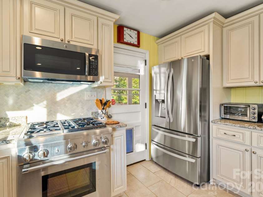 2 Bevlyn Drive, Asheville, NC 28803.  MLS# CAR4417526, YatesRealty ID 29823. 