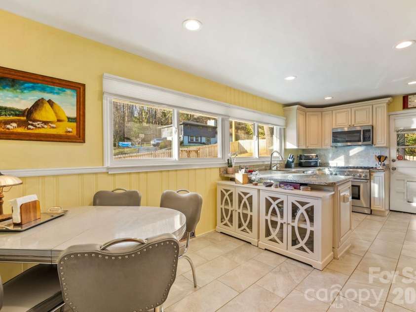 2 Bevlyn Drive, Asheville, NC 28803.  MLS# CAR4417526, YatesRealty ID 29823. 