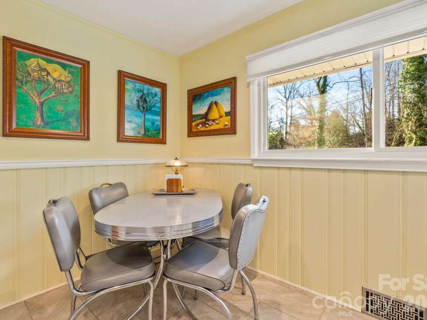 2 Bevlyn Drive, Asheville, NC 28803.  MLS# CAR4417526, YatesRealty ID 29823. 