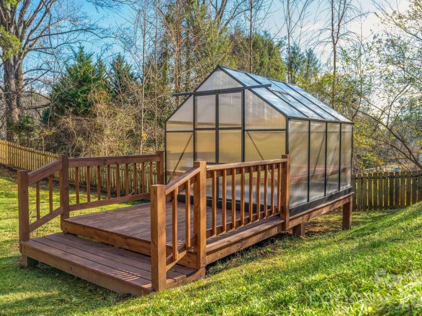 2 Bevlyn Drive, Asheville, NC 28803.  MLS# CAR4417526, YatesRealty ID 29823. 