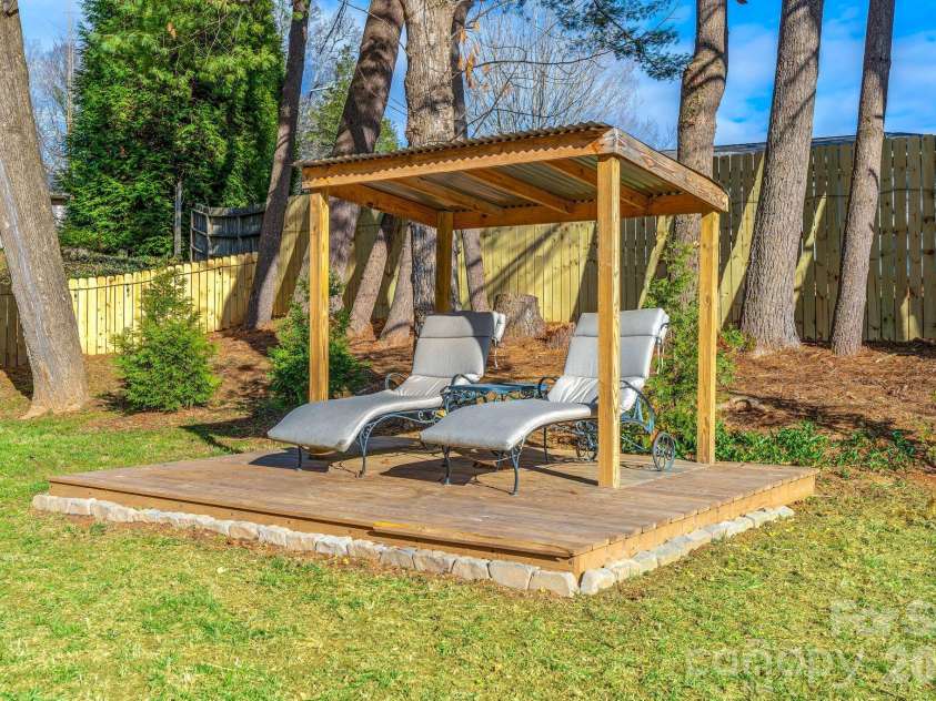 2 Bevlyn Drive, Asheville, NC 28803.  MLS# CAR4417526, YatesRealty ID 29823. 