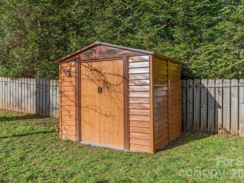 2 Bevlyn Drive, Asheville, NC 28803.  MLS# CAR4417526, YatesRealty ID 29823. 