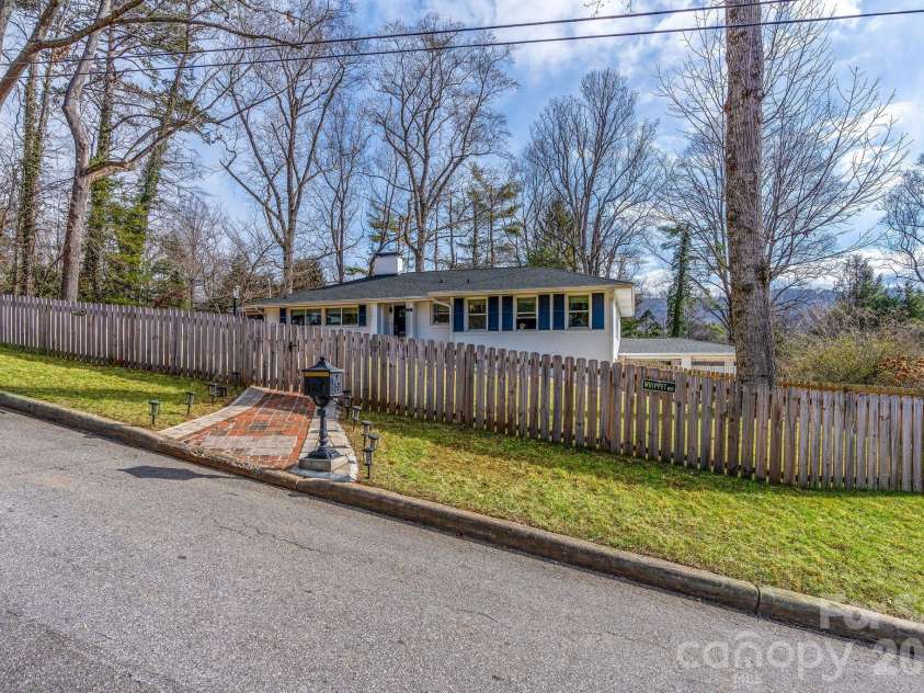 2 Bevlyn Drive, Asheville, NC 28803.  MLS# CAR4417526, YatesRealty ID 29823. 