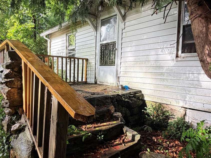 20 Utopia Road, Asheville, NC 28805.  MLS# CAR4392842, YatesRealty ID 29827. 