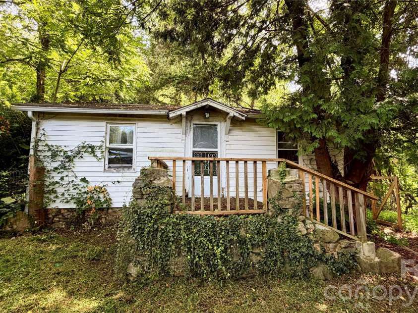 20 Utopia Road, Asheville, NC 28805.  MLS# CAR4392842, YatesRealty ID 29827. 