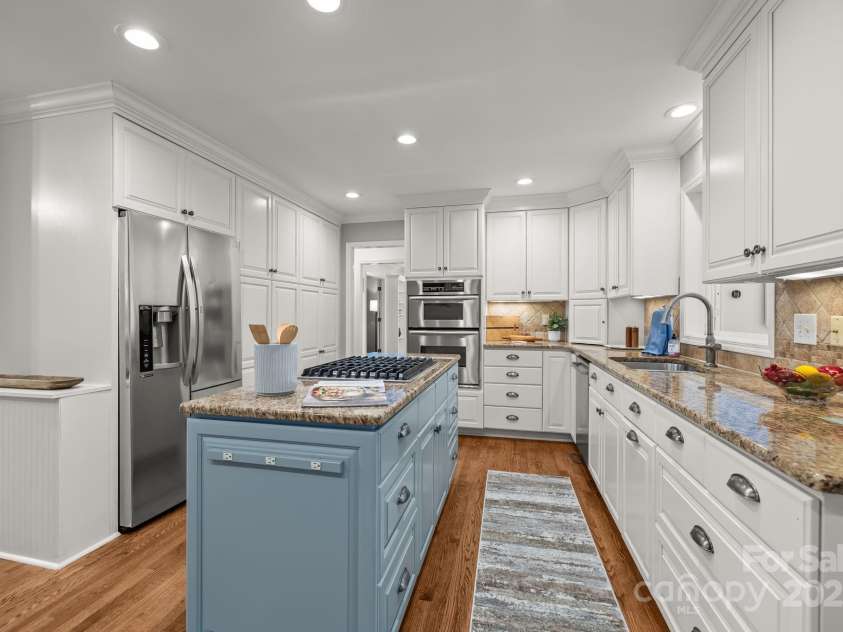 2702 Oxborough Drive, Matthews, NC 28105.  MLS# CAR4282364, YatesRealty ID 29828. 