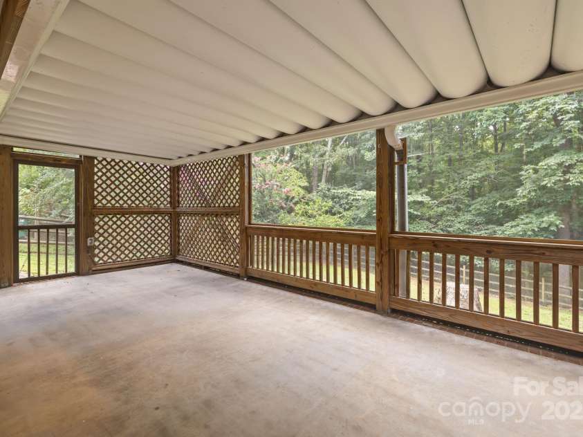 2702 Oxborough Drive, Matthews, NC 28105.  MLS# CAR4282364, YatesRealty ID 29828. 