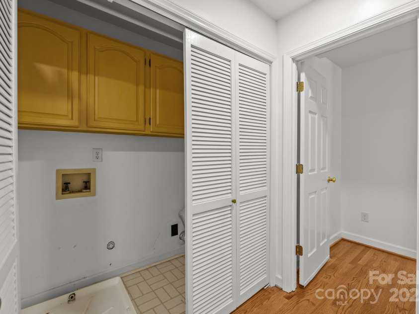 2702 Oxborough Drive, Matthews, NC 28105.  MLS# CAR4282364, YatesRealty ID 29828. 